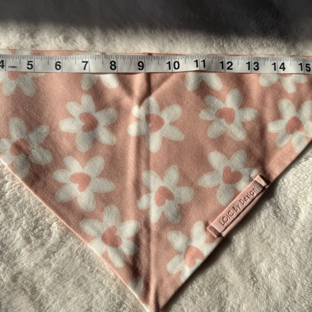 NWT Loic by Design Daisy Heart Pattern Dog Bandana for Valentine's Day, Pink, M